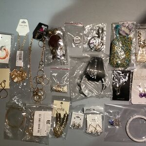 Fashion Jewelry 20 Piece Lot New With Tags Box D